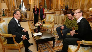 François Hollande reçoit deux responsables de l'association LGBT (Lesbiennes, Gays, Bi et Trans de France) à l'Elysée. Le chef de l'Etat a retiré mercredi l'expression "liberté de conscience" pour les élus appelés à célébrer les mariages homosexuels, qui