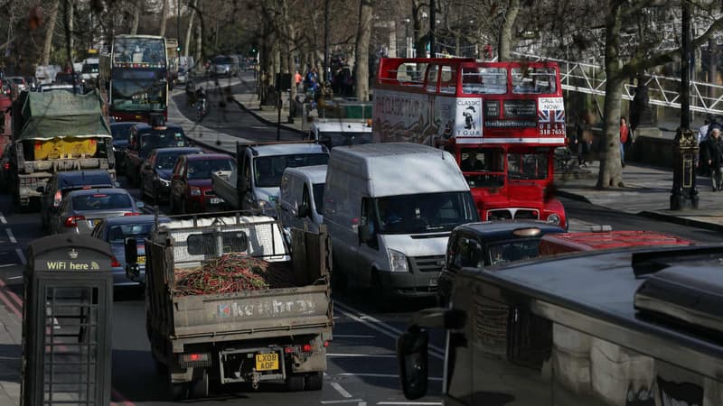 Une rue chargée de trafic au centre de Londres (Grande-Bretagne).