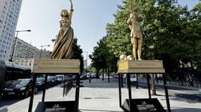 Les statues de l’écrivaine et femme politique Olympe de Gouges et de l’athlète Alice Milliat installées rue de la Chapelle à Paris aux côtés de celles de huit autres femmes françaises pionnières, exposées lors des Jeux olympiques de 2024 