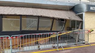 La terrasse d'une pizzeria sur le front de mer de Pirou (Manche), après qu'une voiture a percuté la façade le samedi 6 septembre 2025.