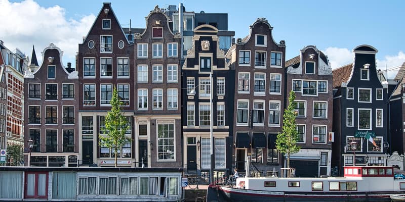 Une rue du centre-ville d'Amsterdam (Pays-Bas), au bord d'un canal (photo d'illustration).