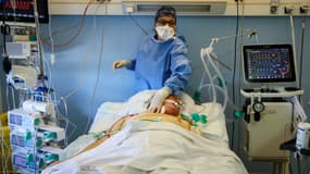 Un malade du Covid-19 en soins intensifs dans un hôpital de Stains en banlieue parisienne le 12 novembre 2020