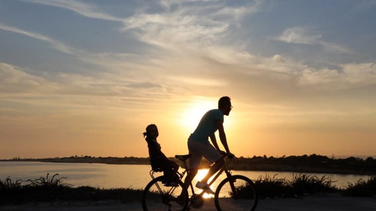 Un vacancier fait du vélo sur la côte (image d'illustration)