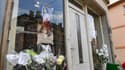Des fleurs ont été déposées en hommage à la petite Rose, 5 ans, retrouvée morte à Rambervillers, dans les Vosges, devant chez ses parents, le 26 avril 2023