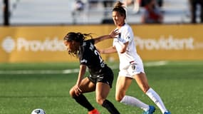 Margaret Purce #23 du NJ/NY Gotham FC et Carson Pickett #4 du North Carolina Courage courent après le ballon en première mi-temps le 20 avril 2021 au MSU Soccer Park à Montclair, New Jersey.