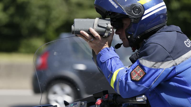 Un gendarme pendant un contrôle radar (photo d'illustration).