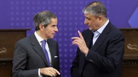 Mohammad Eslmi, le chef de l'Organisation iranienne de l'énergie atomique (OIEA) (à droite), et Rafael Grossi, le directeur de l'Agence internationale de l'énergie atomique (AIEA), le 14 novembre 2024 à Téhéran. (Photo d'archive)