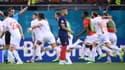 Les joueurs suisses exultent derrière Kylian Mbappé après son tir au but raté en 8e de finale de l'Euro, le 28 juin 2021 à Bucarest