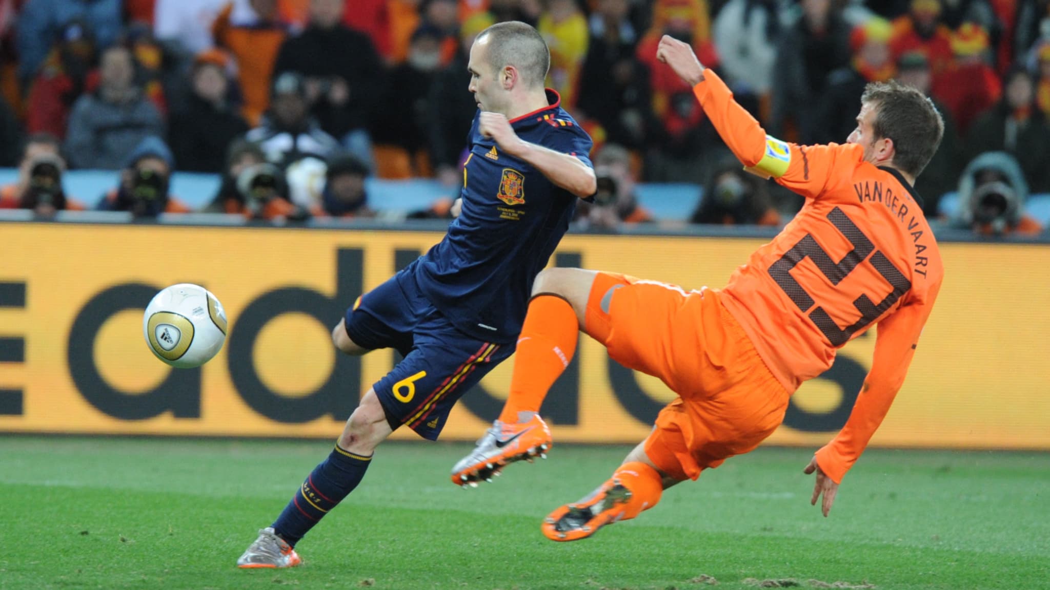 Le but d'Iniesta en finale de la Coupe du monde sous les yeux de Rafael Van der Vaart, impuissant