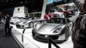 Image d'illustration - Le stand Porsche au Mondial de l'Automobile en octobre, avec de nombreuses voitures grises.