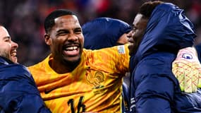 La joie de Mike Maignan avec Brice Samba face à la Croatie au Stade de France le 23 mars 2025
