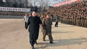 Le leader de la Corée du Nord Kim Jong-Un inspectant l'armée populaire