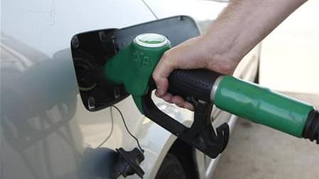 Le ministre de l'Energie, Jean-Louis Borloo, assure que 95% des stations-service françaises sont approvisionnées, après plusieurs semaines difficiles liées à la contestation de la réforme des retraites. /Photo d'archives/REUTERS/Charles Platiau