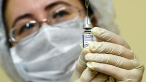 Une infimière s'apprête à vacciner une personne avec le vaccin russe anti-Covid Spoutnik V dans une clinique de Moscou, le 5 décembre 2020