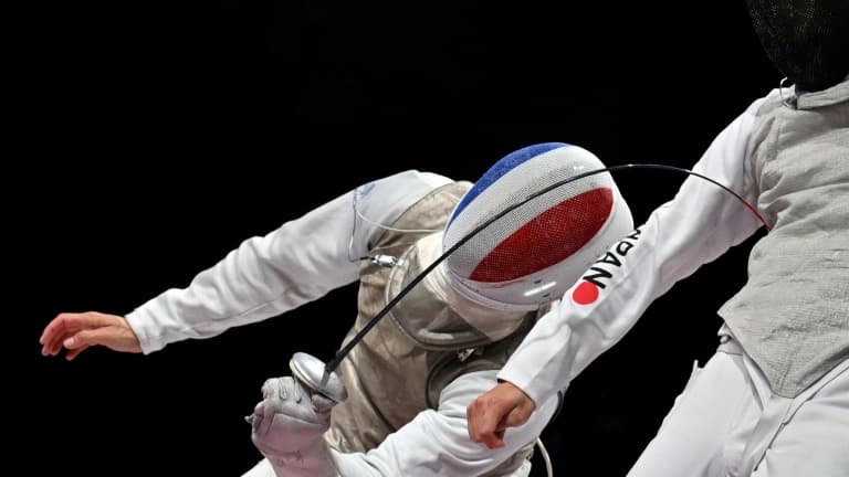 Erwann Le Pechoux (g) contre le Japonais Kyosuke Matsuyama en demi-finales par équipes des JO de Tokyo, le 1er août 2021