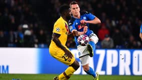 Samuel Umtiti face à Arkadiusz Milik lors du match Naples-Barça, à San Paolo le 25 février 2020