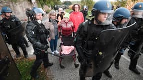 Germaine Schell, 89 ans, lors de l'évacuation de la ZAD de Kolbsheim, le 10 septembre 2018.