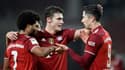 L'attaquant polonais du Bayern Munich, Robert Lewandowski, est félicité par le défenseur français Benjamin Pavard et le milieu de terrain Serge Gnabry, après avoir marqué le 4e but sur le terrain de Stuggart, lors de la 16e journée de Bunesliga, le 14 décembre 2021