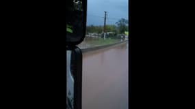 Les routes submergées par les eaux à Roquebrune-sur-Argens (Var)
