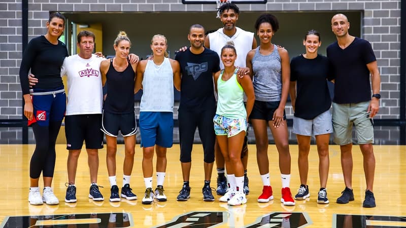 Les joueuses de l'ASVEL avec Parker, Duncan et Ginobili