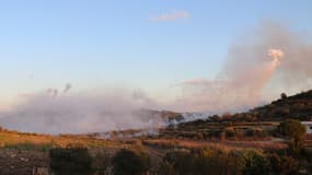 Des obus en train d'exploser au dessus du village libanais de Dhaira, à la frontière israélo-libanaise le 16 octobre 2023.