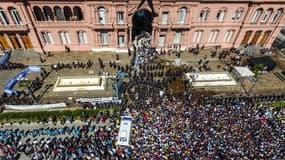La foule devant le palais présidentiel, avant que la grille ne soit forcée