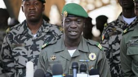Le capitaine Amadou Sanogo, chef de la junte qui a pris le pouvoir au Mali. Les militaires maliens qui ont pris le pouvoir le 22 mars ont accepté de le remettre au président du Parlement Diouncounda Traoré, selon un communiqué diffusé quelques heures aprè