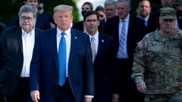 Donald Trump entouré par le procureur général William Barr et le secrétaire à la Défense Mark Esper, en visite à l'église Saint-John, le 1er juin 2020.