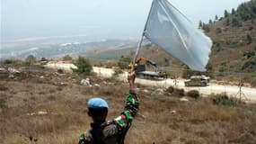Casque bleu des Nations unies dans le village d'Adaïsseh, au Sud-Liban, où un journaliste libanais, deux soldats libanais et un officier israélien ont été tués lors d'un incident frontalier. L'incident rompt inopinément la trêve entre le Liban et Israël c