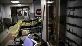 Un malade attend sur un brancard aux urgence (photo d'illustration)