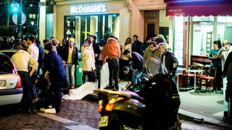 Des personne recouvrent un corps près du café Bonne Bière, le 13 novembre.