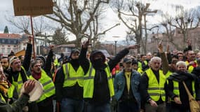 Des manifestants au Puy-en-Velay le 8 décembre.