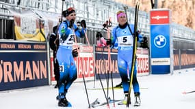 Les biathlètes françaises Julia Simon et Justine Braisaz-Bouchet, à Ruhpolding le 16 janvier 2022