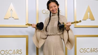 Chloé Zhao, avec ses deux Oscars, dimanche, à Los Angeles