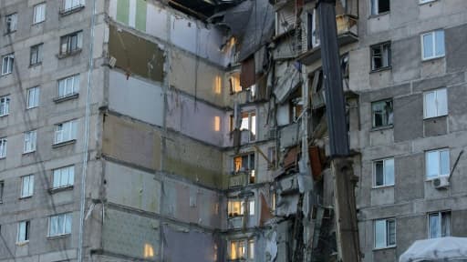L'immeuble touché par une explosion au gaz à Magnitogorsk, dans l'Oural, en Russie, photographié le 1er janvier 2019 L'immeuble touché par une explosion au gaz à Magnitogorsk, dans l'Oural, en Russie, photographié le 1er janvier 2019