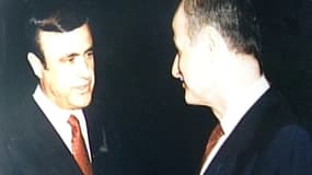 Rifaat al-Assad (G) et son frère, l'ancien président syrien Hafez al-Assad (D) en 1986 (illustration)