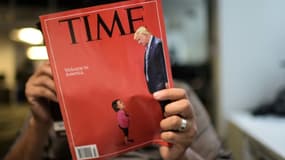 Un journaliste lit un exemplaire du magazine Time le 22 juin 2018 à Washington