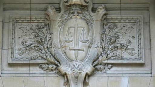 Détail en relief d'un mur du palais de justice de Paris, le 2 novembre 2015