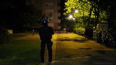 Un policier dans les rues du quartier du Breil près de Nantes, dans la nuit de samedi à dimanche 8 juillet.