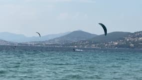 Sur la plage de l'Almanarre à hyères, les passionnés de voile disposent de conditions idéales.