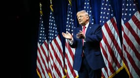 Le président américain Donald Trump quitte le Kennedy Center à Washington, DC, après avoir prononcé un discours lors de la retraite des membres du Parti républicain (GOP) de la Chambre des représentants, le 6 janvier 2026.