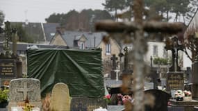 La tombe de Jean-Marie Le Pen recouverte d'une bâche après avoir été vandalisée au cimetière de la Trinité-sur-Mer, le 31 janvier 2025 dans le Morbihan