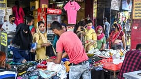 Image d'illustrattion - Des gens font leurs emplettes dans un marché bondé à New Delhi le 16 juin 2021 après l'assouplissement des restrictions anti-Covid.