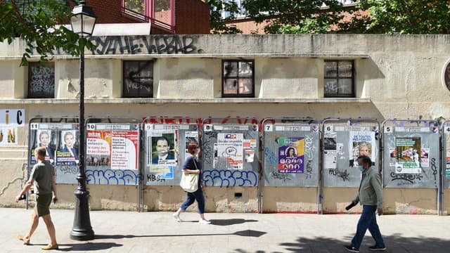 Les panneaux d'affichage devant un bureau électoral ce dimanche à Paris.