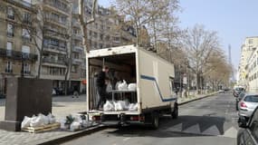 Un camion de livraison arrêté sur la route, en mars 2020, à Paris