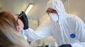 Une femme se fait tester au coronavirus, le 1er août 2020 à Dortmund, en Allemagne