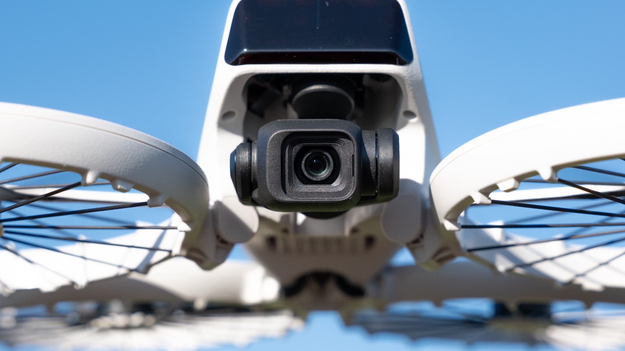 Caméra 3 axes stabilisée avec son capteur 1/1,3 pouce du DJI Flip