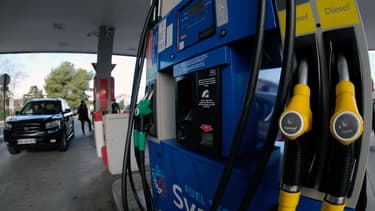 Des clients se servent à la pompe le 31 décembre 2017 à Marseille, la veille d'une augmentation des taxes sur l'essence et le diesel.