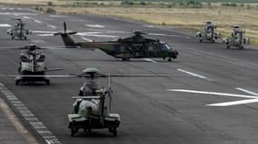 Des hélicoptères stationnés sur la base aérienne militaire de Creil (Oise) lors d'une répétition avant le défilé aérien militaire du 14-Juillet, le 11 juillet 2019.