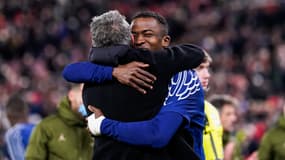 Willian Pacho dans les bras de Luis Enrique après la victoire du PSG à Liverpool, le 11 mars 2025